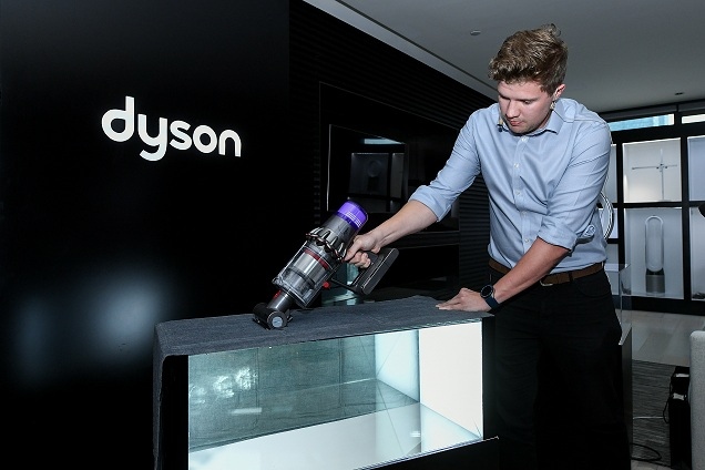 4.戴森高级设计工程师Ben Lowson利用反光镜床褥演示向嘉宾展示戴森V11吸尘器的强劲吸力.jpg