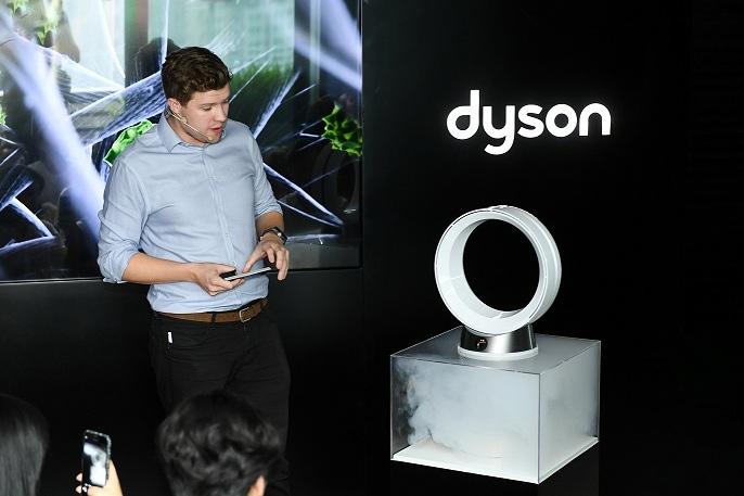 3.戴森高级设计工程师Ben Lowson在活动现场演示戴森空气净化风扇的净化能力.jpg